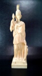 Escultura em resina italiana representando a deusa Athena rica em detalhes empunhando lança e escudo, medindo 26 cm de altura por 7 cm de comprimento.