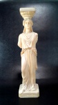 Escultura em resina italiana representando a figura feminina Kapyatie rica em detalhes, medindo 25 cm de altura por 6 cm de comprimento.