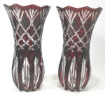 Par de vasos no estilo `Doublé` em tons vinho / translúcido ricamente decorados por recortes geométricos. Medem 19,5 cm de altura por 10,5 cm de diâmetro cada. 
