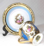PORCELANA LUIZ XV - Bela xícara para café e pires adaptado, ricamente decorados por cenas galantes e farta douração. Medem 5 x 5,5 cm a xícara e 10,5 cm de diâmetro o pires.
