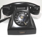 ERICSSON - Telefone de discar retrô em baquelite de tom negro manufatura Ericsson em excelente estado. Mede 14 cm de altura por 17 cm de largura e 24 cm de comprimento.