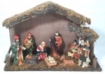 Decorativo presépio de Natal representando a vinda dos Reis Magos para conhecer o menino Jesus, manufaturado em madeira, resina e serragem natural. Mede 21 cm de altura por 30 cm de comprimento e 9 cm de largura.