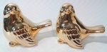 Grande par de pássaros em porcelana de tom ouro brilhante, ricos em detalhes e muito decorativos. Medem 10,5 x 10,5 cm cada.
