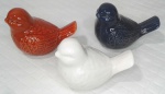 Belo trio de pássaros colecionáveis em porcelana colorida, ricos em detalhes e muito decorativos. Medem 8 x 10 cm cada.