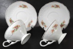 PORCELANA SCHMIDT - Par de xícaras para chá em porcelana branca decoradas por flores em sutil policromia. Medem 6,5 x 9,5 cm cada xícara e 14 cm de diâmetro cada pires.