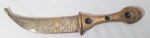 Belíssima e antiga adaga turca de coleção em bronze dourado, magnificamente cinzelado,  Acompanha bainha no mesmo padrão. Peça marcada. Medindo  26 cm