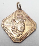 Medalha da Concentração dos Descendentes dos Povoadores do Rio de Janeiro, 1565 / 1965. Em metal dourado, traz no reverso o símbolo das comemorações do IV Centenário do Rio de Janeiro