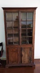 Maravilhoso armário confeccionado em madeira nobre, século XIX, ferragens de época. Sem chave. Medindo 221 x 118 x 45 cm