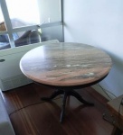 Maravilhosa mesa confeccionada em madeira nobre,  redonda com tampo em mármore rosado. medindo 78 x 110 cm diâmetro
