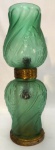 Maravilhoso abajour confeccionado em vidro verde , Cúpula com pequeno trincado, ricamente desenhado medindo 49 cm altura total