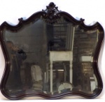 Maravilhoso espelho confeccionado em cristal bisotado, com moldura ricamente entalhada confeccionada em madeira de lei, Medindo 84 x 90 cm