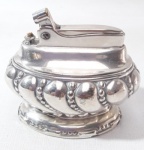 Ronson crown - Isqueiro de mesa Americano em metal espessurado a prata com rico trabalho de detalhes de acabamento  Não testado seu funcionamento. medindo 5 x 7 x 9 cm de altura aproximado
