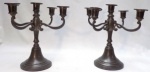 Par de antigos candelabros americanos para 5 velas confeccionados em pewter, marca Queen Art pewter, Brooklyn Nova York , USA. Medindo  27 X 21 X 22,5  cm