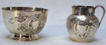 CONJUNTO DE 2 PEÇAS ( LAVANDA E BULE) CONFECCIONADOS  EM METAL INGLÊS  ESPESSURADO A PRATA RICAMENTE CINZELADA CO  DECORAÇÃO FLORAL. MARCA ELKINGTON & C.  MEDINDO 5 X 8,5 CM E 6 X 6,5 CM