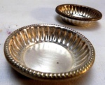 Conjunto de 4 pequenas petisqueiras confeccionadas em metal prateado. Medindo 7 cm diâmetro