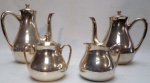 WOLFF - CONJUNTO PARA CAFÉ CONFECCIONADO EM METAL PRATEADO COMPOSTO DE 2 BULES. 1 LEITEIRA E 1 AÇUCAREIRO. MEDINDO A MAIOR PEÇA 18 CM ALTURA