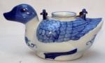 Antigo bule em porcelana chinesa pintada à mão, no formato de pato. Alça em metal revestido por palha. Medindo.: 10 x 11 x 21 cm