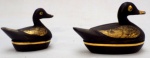 Conjunto de 2 portas jóias retratando patos confeccionados em laca preta . Medindo o maior 6 x 5 x 10 cm