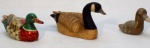 Conjunto de 3 patos decorativos confeccionados em materiais diversos ( resina , pedra sabão e laca ). Medindo o maior 7 x 6 x 15 cm