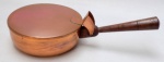 ANTIGO CATA MIGALHAS CONFECCIONADO EM COBRE E CABO EM JACARANDÁ, MANUFATURA MATHIAS HAMACHER. MEDINDO 14,5 CM DIÂMETRO X  28 CM COMPRIMENTO