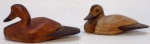 CONJUNTO DE 2 PATOS DECORATIVOS CONFECCIONADOS EM MADEIRA. MEDINDO O MAIOR 4 X 5 X 10 CM