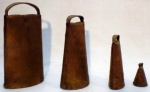 CONJUNTO DE 4 CINCERROS DE COLEÇÃO CONFECCIONADOS EM FERRO. ANTIGOS E ORIGINAIS. MEDINDO O MAIOR 20 CM ALTURA E O MENOR 5 CM ALTURA