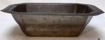 TRAVESSA CONFECCIONADA EM PEWTER PORTUGUÊS, MARCADO LEAD FREE, SANS PL MB,  FECIT, MADE IN PORTUGAL. MEDINDO 6 X 19 X 24 CM