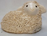 ESCULTURA DE UMA OVELHA CONFECCIONADA EM CERÂMICA VITRIFICADA. MEDINDO 10 X 12,5 X 15 CM