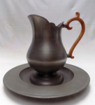 ANTIGA JARRA COM PRESENTOIR CONFECCIONADO EM PEWTER. MEDINDO A JARRA 21 CM ALTURA E O PRESENTOIR 29,5 CM DIÂMETRO