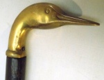 Bengala antiga com pega em bronze, cabeça de pato medindo 93 cm de comprimento