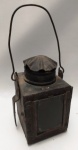 ANTIGA LANTERNA FERROVIÁRIA DE COLEÇÃO. PEÇA ORIGINAL. MEDINDO 34 CM ALTURA TOTAL COM A ALÇA