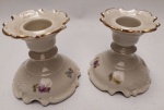 PAR DE CASTIÇAIS CONFECCIONADOS EM PORCELANA POLONESA MANUFATURA KPM, DECORAÇÃO FLORAL. MEDINDO 6,5 CM ALTURA