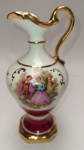 LIMOGES - PEQUENA ANFORA EM PORCELANA FRANCESA DE LIMOGES COM DECORAÇÃO FLORAL E CENA GALANTE , BORDA FILETADA A OURO E TOM ROUGE. MEDINDO 13 CM ALTURA