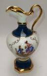 LIMOGES - PEQUENA ANFORA EM PORCELANA FRANCESA DE LIMOGES COM DECORAÇÃO FLORAL E CENA GALANTE , BORDA FILETADA A OURO E TOM VERDE. MEDINDO 13 CM ALTURA