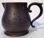 ANTIGA JARRA CONFECCIONADA EM PEWTER. MEDINDO 9,5 CM ALTURA