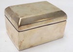 ANTIGA CAIXA EM METAL ESPESSURADO A PRATA. MANUFATURA SIERRA PRATA. MEDINDO 6 X 6,5 X 9 CM