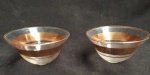 Par de cumbucas confeccionadas em vidro, anos 60, filetadas a ouro. Perdas no banho. Medindo 5 x 10 cm