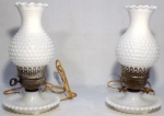 Par de abajur em vidro opalinado branco dito "milk glass", com decoração perolada em relevo, guarnecido em metal dourado. Década de 1940. Medida: 28 cm de altura x 16 cm de base