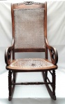 Maravilhosa cadeira de balanço no estilo Beranger confeccionada em madeira nobre , Espaldar entalhado com decoração floral,  palha indiana original. Precisando refazer palhinha do assento. Medindo 102 x 53 x 82 cm