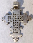 PRATA DE LEI - PINGENTE CRUCIFIXO RICAMENTE CINZELADO CONFECCIONADO EM PRATA DE LEI. MEDINDO 5 X 3,5 CM E PESANDO 10,01 GRAMAS . NUMERAÇÃO INTERNA DA GALERIA 8