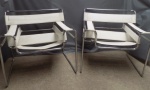 MARCEL BREUER - Par de cadeira Wassily com tiras em couro na cor branca. Em ótimo estado de conservação