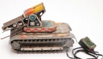 Brinquedo antigo: Tanque de Guerra / Carro de combate. Fabricação japonesa "Modern Toys", em lata, anos 1960.  Mede 25 cm de comprimento aproximado