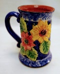 ANTIGA CANECA EM CERÂMICA PORTUGUESA RICAMENTE POLICROMADA COM DECORAÇÃO FLORAL. MEDINDO 10,5 X 9 CM