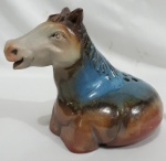 escultura em ceramica vitrificada representando um cavalo. assinado e datado na base, medindo 15 x 20 cm