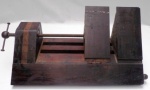 Antiga prensa portuguesa confeccionada em madeira nobre. Medindo 18 x 31 x 60 cm