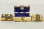 Três Caixas Porta Jóias, em formato de baú, executadas em osso, guarnição em metal. Dimensões da Maior: 4,5 cm X 7,5 cm X 6 cm (Alt./Comp./Larg.). xx