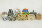 Seis Caixas de Coleção e Três potes, em resina, biscuit, porcelana e pedra sabão. Dimensões do Maior (baú): 3,5 cm X 5,5 cm 3,5 cm (Alt./Comp./Larg.). xx