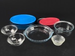 Lote composto por peças em vidro de tamanhos diversos, sendo três bowls, uma travessa redonda funda, com pegas laterais, uma petisqueira e dois tupperwares com tampa de vedação em material sintético.