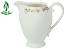 PORCELANA CP - CZE-CHUSLOVAKIA - Belíssima Cremeira, em fina porcelana tcheca, com delicada guirlanda floral, filetada a ouro, com marca da manufatura na base. Dimensões: 13 cm X 16 cm X 10 cm (Alt./Comp. entre pega e bico/Diâm.). Discreto fio de cabelo na parte posterior. x
