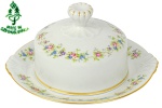 PORCELANA CP - CZE-CHUSLOVAKIA - Belíssima Manteigueira com pegas laterais, em fina porcelana tcheca, com delicada guirlanda floral, filetada a ouro, com marca da manufatura na base. Dimensões: 9 cm X 18 cm (Alt./Diâm.). x